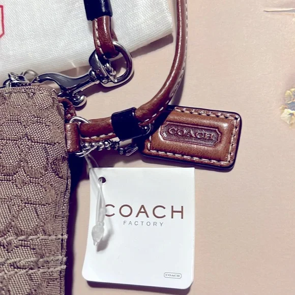 🌺 NWT COACH SOHO MINI SIGNATURE   WRISTLET F41515 KHAKI TOFFEE - Picture 4 of 8